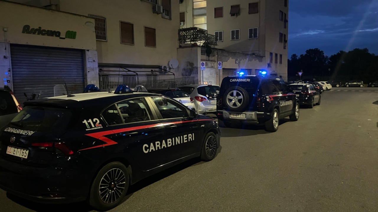 Bastone davanti al supermercato: denunciato un 26enne