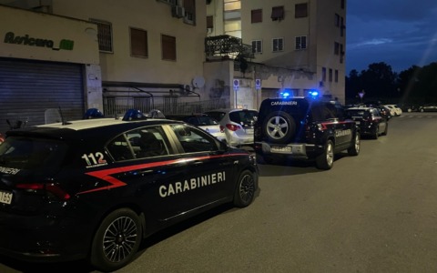 Bastone davanti al supermercato: denunciato un 26enne