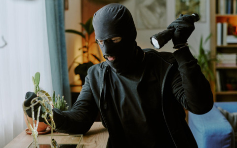 Ladri nascosti negli armadi, due arresti dopo il colpo