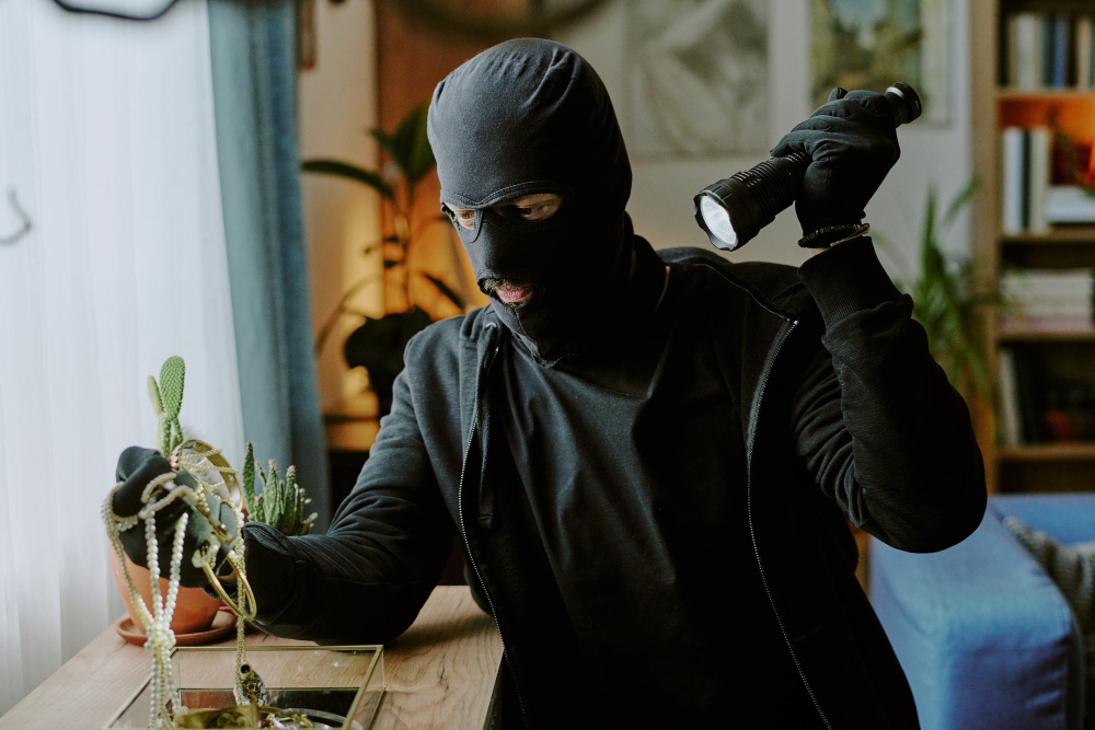 Ladri nascosti negli armadi, due arresti dopo il colpo