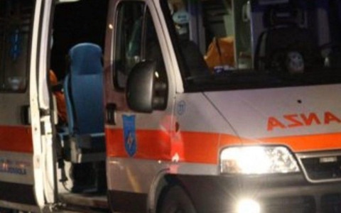 Peugeot si ribalta dopo aver colpito due auto parcheggiate