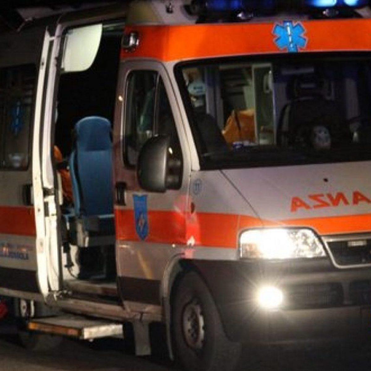 Peugeot si ribalta dopo aver colpito due auto parcheggiate