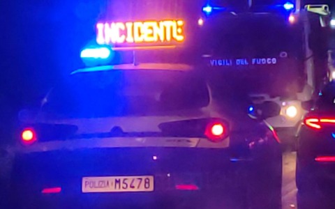 Malore alla guida, auto nel fosso: muore 56enne a Ravenna