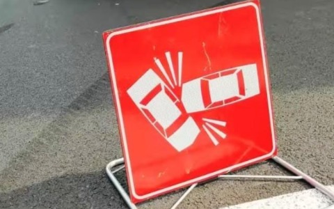 Scontro tra scooter e auto a Faenza, grave un motociclista