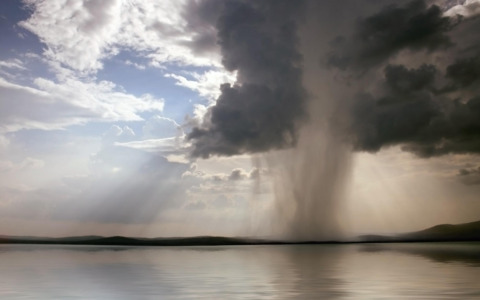 Piogge e temporali, temperature in calo fino a 10 gradi