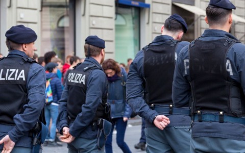 Inseguito da un gruppo, entra nel commissariato di Faenza