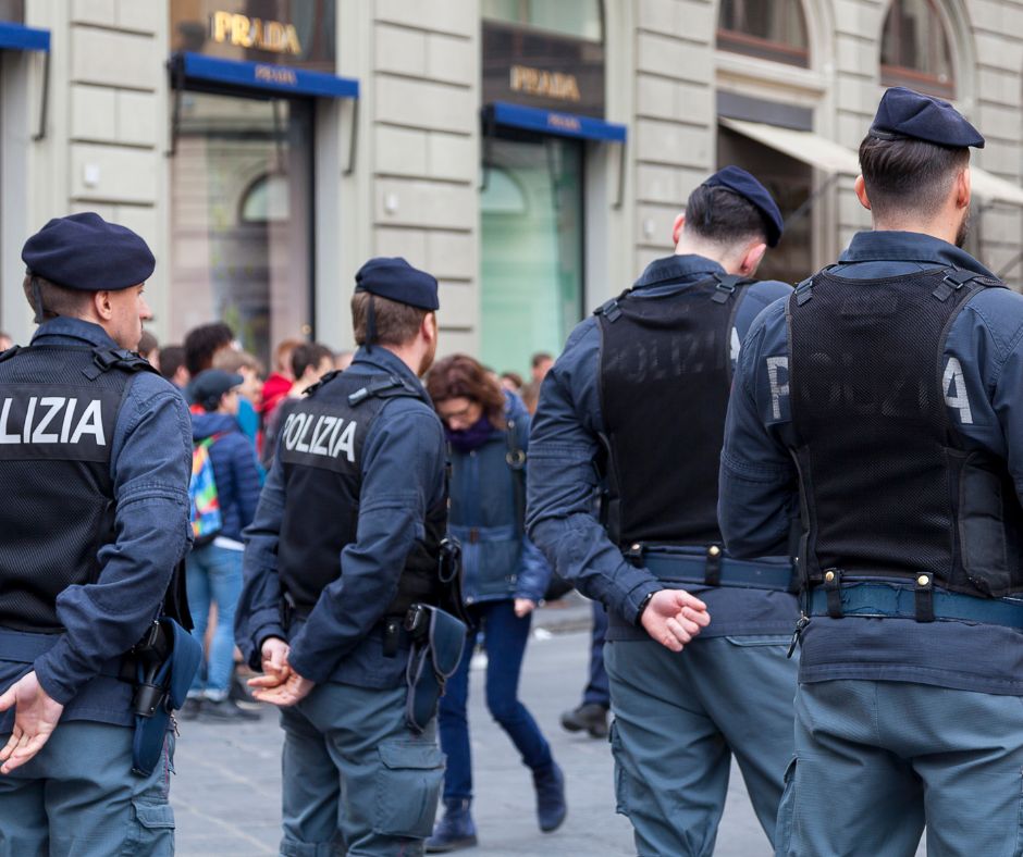 Inseguito da un gruppo, entra nel commissariato di Faenza